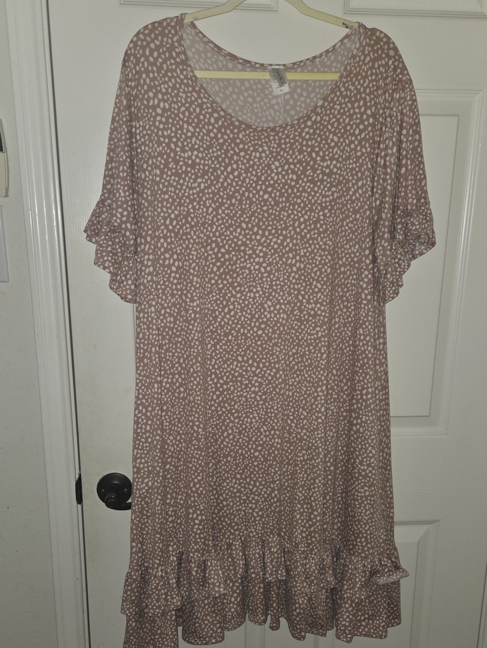 Acting Pro Mauve Dot Flutter Sleeve Midi Dress